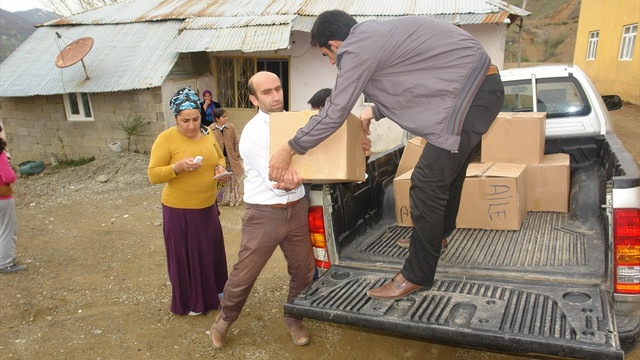 Şemdinli'ye göç eden 758 aileye yardım