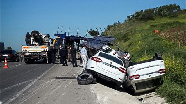 Sıfır kilometre otomobilleri taşıyan tır devrildi