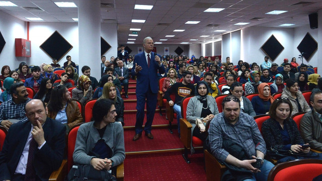 Sinema sanatçısı Ediz Hun'dan gençlere birlik olun çağrısı