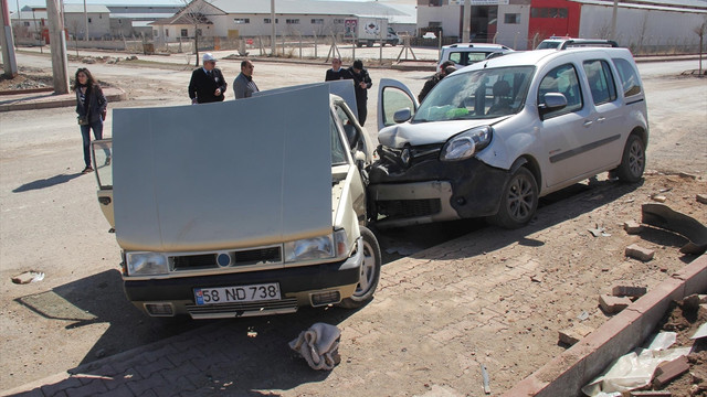 Sivas'ta trafik kazaları: 6 yaralı
