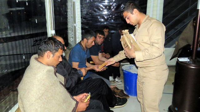 Ayvacıkta su alan bottaki 11 kaçak kurtarıldı