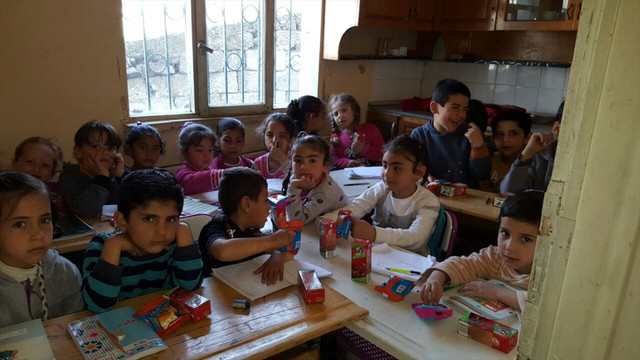 Suriyeli çocuklar kahvaltıda buluştu