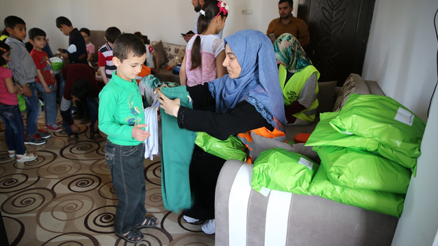 Suriyeli çocuklara kıyafet yardımı