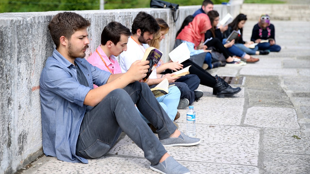 Tarihi Justinianos Köprüsü'nde kitap okuma etkinliği