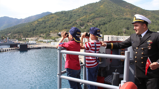 TCG Gediz Fırkateyni kapılarını çocuklara açtı
