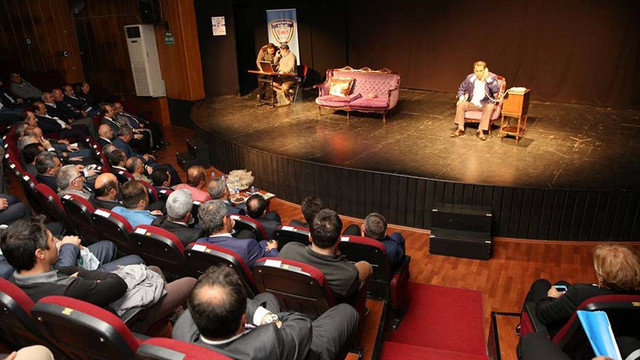 Telefonla dolandırıcılık tiyatro sahnesinde