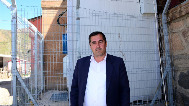 Telefonla konuşmak için minareye çıkıyorlar