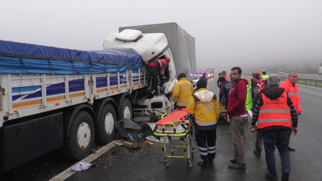 TEM Otoyolu'nda kamyonla tır çarpıştı: 1 yaralı