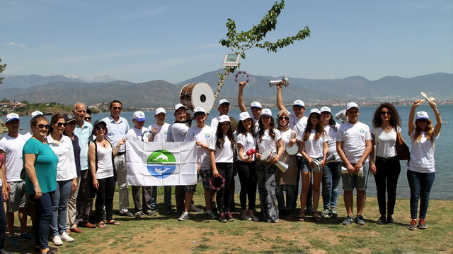 Temizliğe dikkati çekmek için ritim tuttular