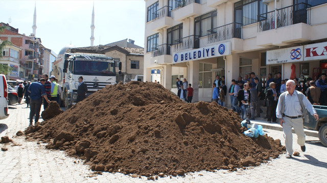 Tepki için hafriyatı belediye binasının önüne döktüler