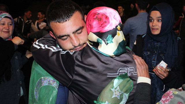 Teröre inat tek oğlunu davulla zurnayla askere gönderiyor