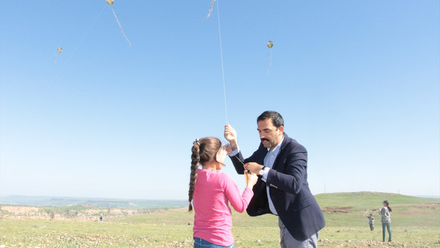 Teröre inat uçurtma uçurdular