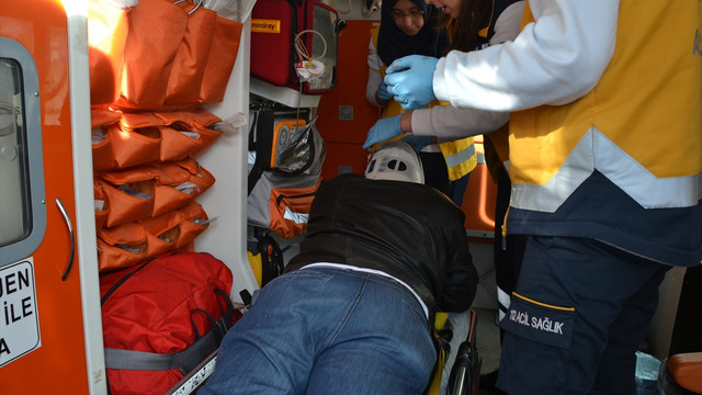 Tırın açılan damperi yaya üst geçidine çarptı