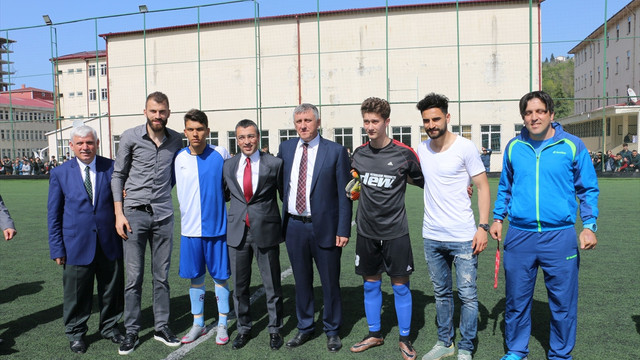 Trabzonsporlu futbolcular öğrencilerle bir araya geldi