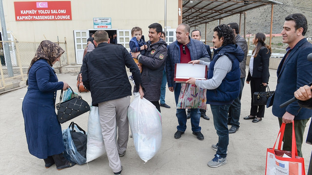 Türk heyeti, İranlıları karanfillerle karşıladı