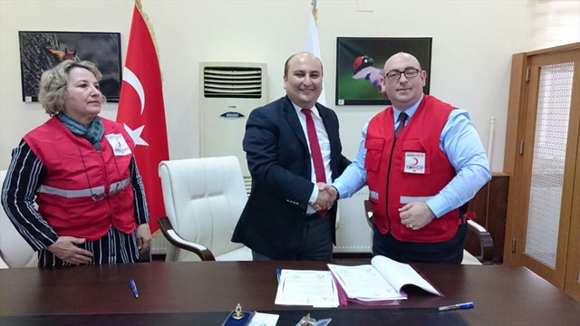 Türk Kızılayından Sevgi Bohçası