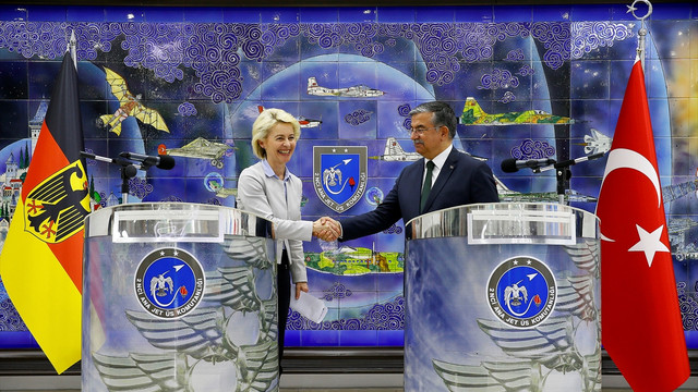 Türk ve Alman savunma bakanları İzmir'de
