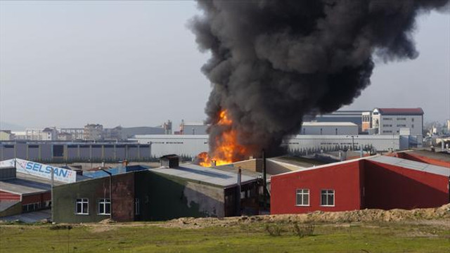 Tuzlada boya fabrikasında yangın