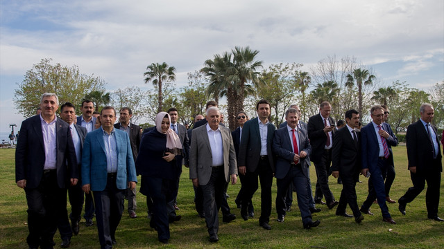 Bakan Yıldırım, Atletizm Milli Takımı ile bir araya geldi