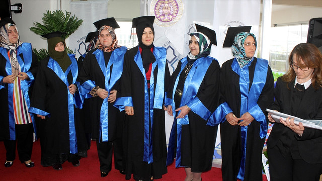 Üniversiteli anneler diploma heyecanı yaşadı