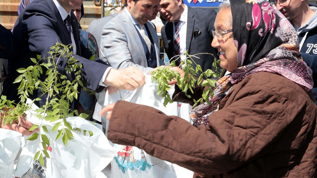 Üsküdar'da Mor Salkım  Dikimi ve Dağıtımı Şenliği gerçekleştirildi