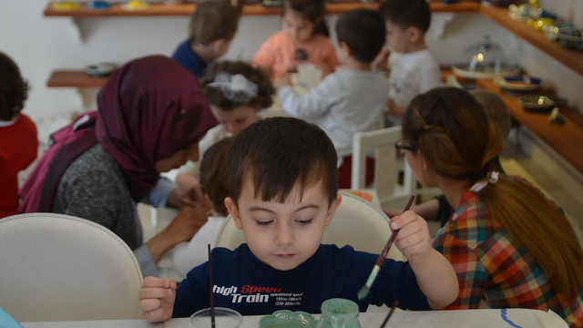 Ustanın kızı Kütahya çinisini miniklere anlattı