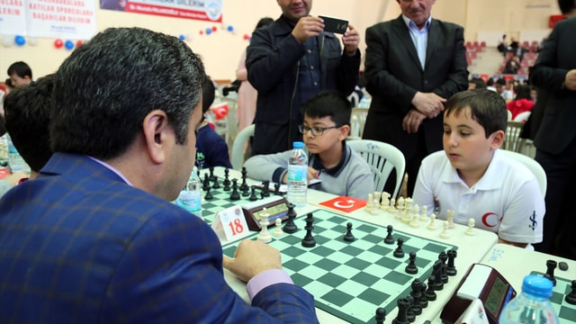 Vali ile şehit çocuğundan satranç turnuvası açılış karşılaşması