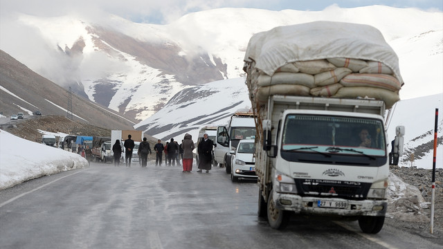 Karayoluna düşen çığ araçları mahsur bıraktı