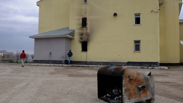 Teröristler yine okul yaktı