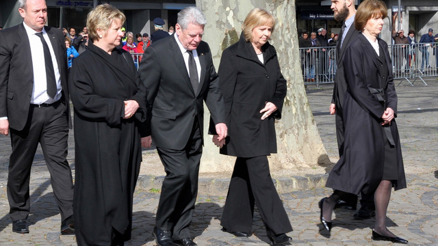 Eski Dışişleri Bakanı kansere yenik düştü