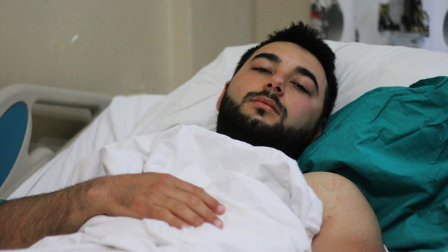 Yamaç paraşütü yaparken yüksek gerilim hattına takılan sporcu