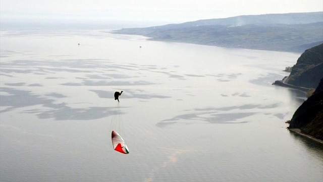 Yamaç paraşütüyle gösteri