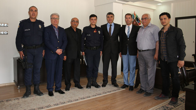 Yaralı kişiye tişörtünü tampon yapan polis ödüllendirildi