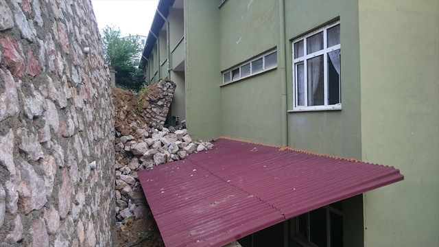 Yıkılan istinat duvarı huzurevi binasına hasar verdi