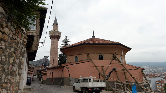 Tarihi camiye ağaç direkli önlem!