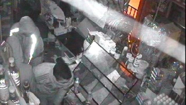 Zafer işareti yapıp arkadaşlarıyla marketi soydu