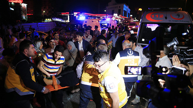 Zeytinburnunda minibüs devrildi: 14 yaralı