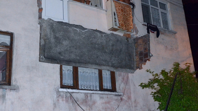 Zonguldak'ta evin balkonu çöktü: 3 yaralı