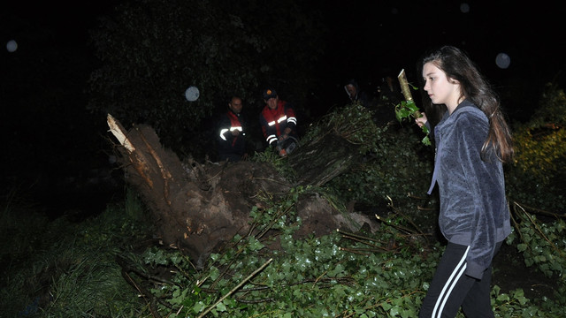 Zonguldak'ta şiddetli fırtına hayatı olumsuz etkiledi