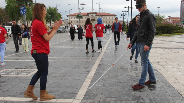 1 dakikalığına görme engelli oldular