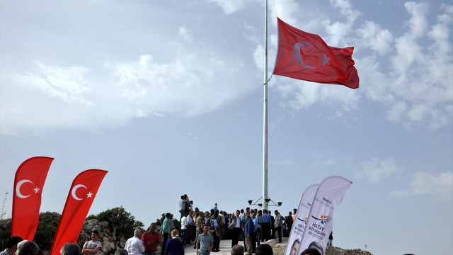 12 metrekarelik Türk bayrağı göndere çekildi