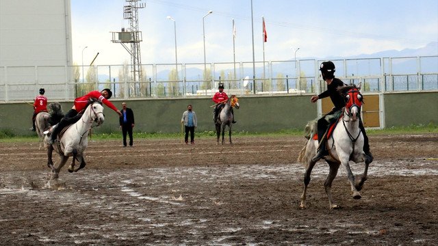 Erzurumda düzenlenen 4. Uluslararası Türk Şöleninde cirit şov!