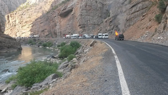 Vanda teröristler yol kesip araç yaktı