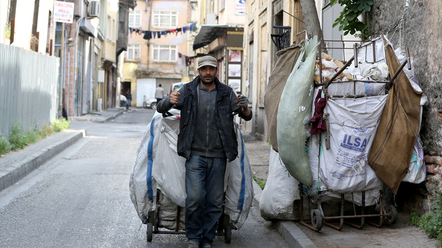 Beş dil bilen Suriyeli İbrahim kağıt toplayarak geçiniyor