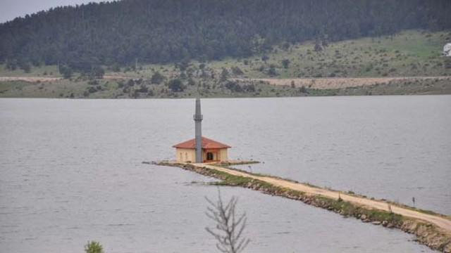 Boluda göl ortasında kalan cami ibadete açılacak