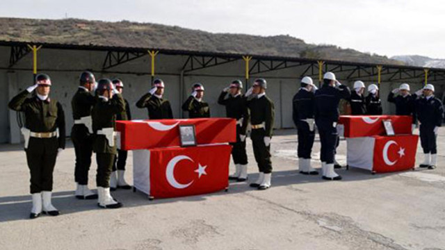 Hakkaride şehit askerler için tören düzenlendi