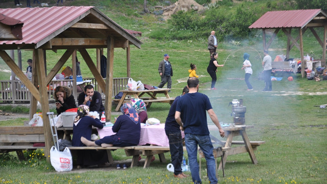 Abant ve Gölcük'te hafta sonu yoğunluğu
