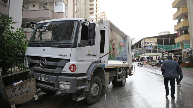 Adana'da çöp kamyonunun çarptığı çift öldü