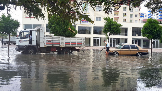Adana'da sağanak hayatı olumsuz etkiledi
