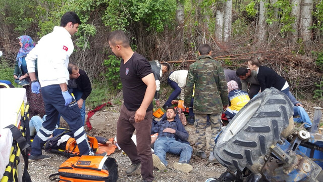 Adıyaman'da çapa motoru şarampole devrildi: 8 yaralı